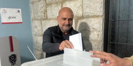 أبي رميا بعد الإدلاء بصوته في إهمج: بداية لمسار دستوري ونأسف لما حصل في المغيري ومشّان - تكنو بلس