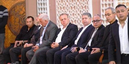 عمرو الفقى يتلقى عزاء وليد مصطفى بمسجد الشرطة فى الشيخ زايد - تكنو بلس