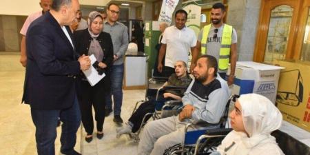 لفتة إنسانية.. محافظ أسيوط يُسلم كراسي متحركة وسماعات طبية لأطفال من ذوي الهمم - تكنو بلس