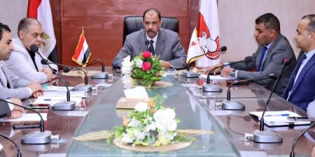 محافظ سوهاج يسلم ماكينات خياطة للسيدات الأولى بالرعاية - تكنو بلس