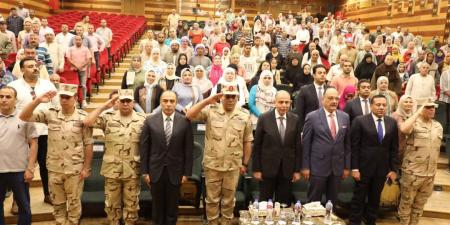 محافظ المنيا يكرم عددًا من أسر الشهداء والمصابين - تكنو بلس