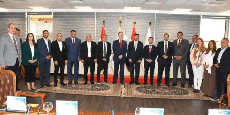 وزير الشباب يبحث التعاون مع السفير الإسباني وممثلي نادي فياريال - تكنو بلس