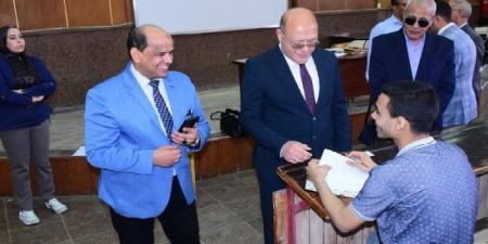 رئيس جامعة سوهاج يُتابع سير الامتحانات بكليات الحاسبات والهندسة والحقوق - تكنو بلس