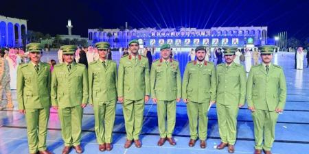 وزير الحرس السعودي واللواء سالم يتوسطان الضباط الخريجين - تكنو بلس