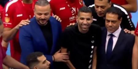 فيديو .. مؤمن زكريا يحتفل مع لاعبى الأهلى بكأس الكؤوس الإفريقية - تكنو بلس