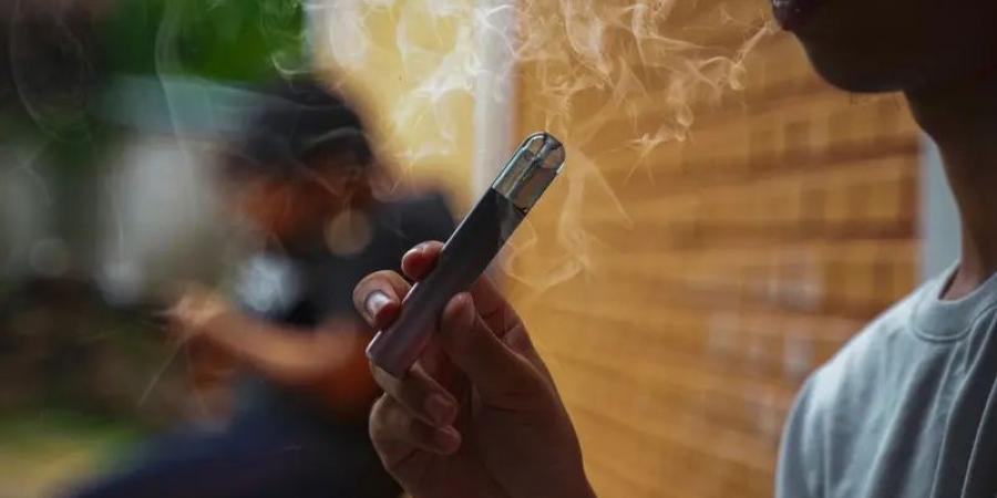 "رئة الفشار".. التدخين الالكتروني يُسبب مرضاً خطيراً لا علاج له - تكنو بلس