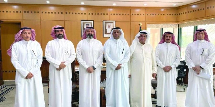 سالم الحاي وممثلو «اتحاد الصيادين» في لقطة جماعية - تكنو بلس