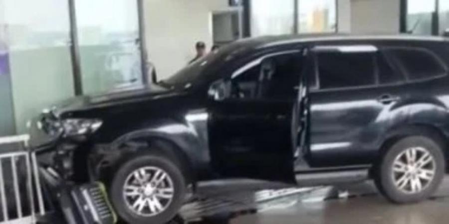 حدث في الفلبين.. مصرع شخصين وإصابة آخرين بحادث اصطدام سيارة بمدخل المطار - تكنو بلس