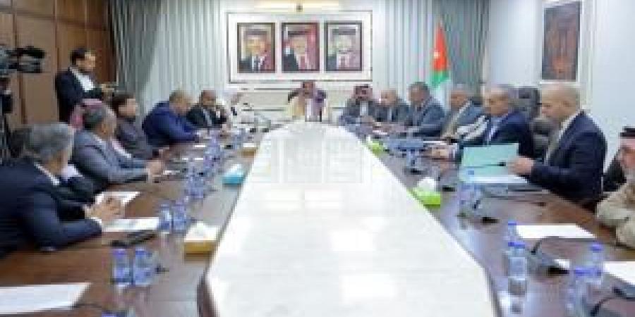 اجتماع نيابي حكومي ينهي أزمة شاحنات الفوسفات الشيدية - العقبة - تكنو بلس
