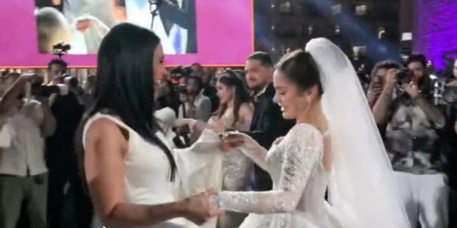 في لحظة مؤثرة.. بكاء رنا رئيس في حضن والدتها خلال حفل زفافها - تكنو بلس