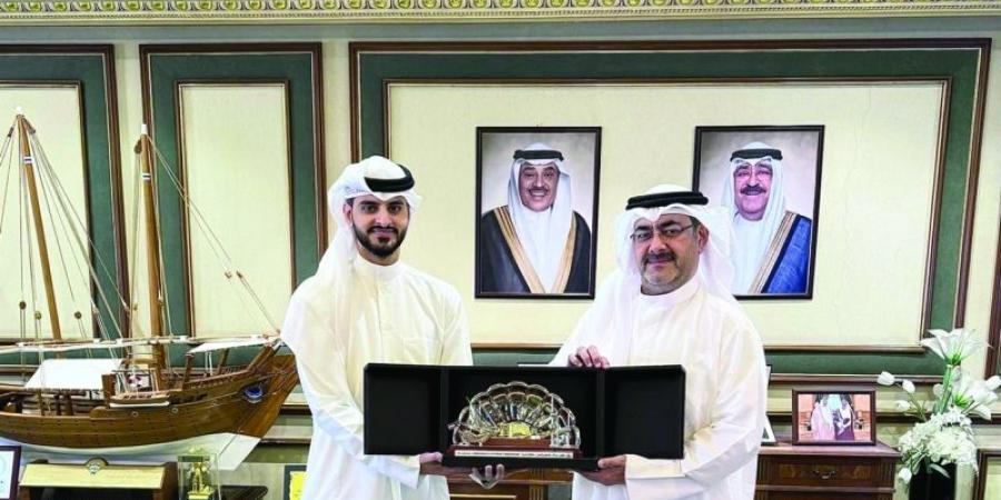 محافظ العاصمة خلال تكريمه سالم العتيبي - تكنو بلس