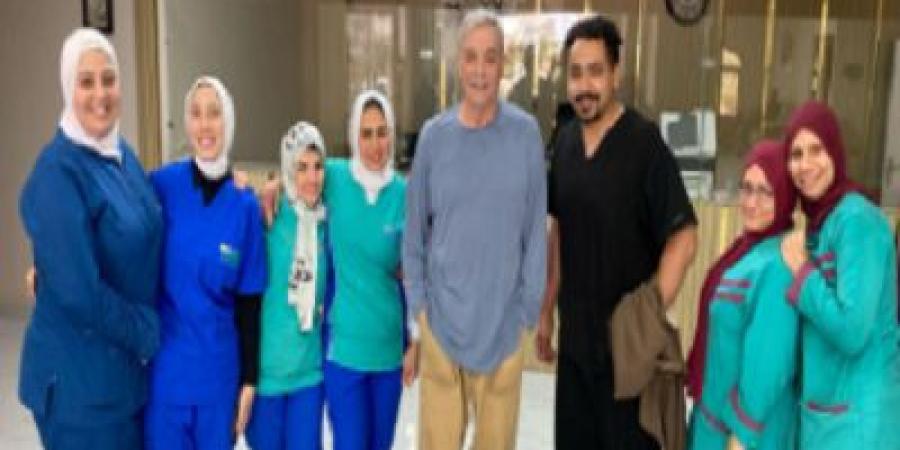 محمود حميدة يزور صبري عبد المنعم بعد دخوله المستشفى - تكنو بلس