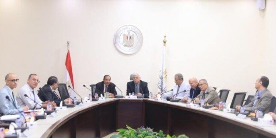«عاشور» يعقد اجتماعا لتعيين أعضاء هيئة التدريس والهيئة المعاونة بالمعاهد العليا - تكنو بلس