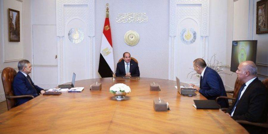 الرئيس المصري يجتمع مع رئيس هيئة قناة السويس ورئيس شركة ترسانة جنوب البحر الأحمر - تكنو بلس