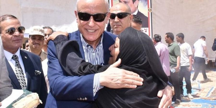 محافظ الأقصر فى منزل سيدة الميكروباص تلبية لدعوتها - تكنو بلس