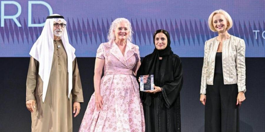 مدرسة الجالية الأمريكية في أبوظبي تكرم لبنى القاسمي بجائزة القيادة المجتمعية - تكنو بلس