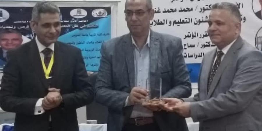 رئيس جامعة السويس يكرم وكيل وزارة التربية والتعليم - تكنو بلس