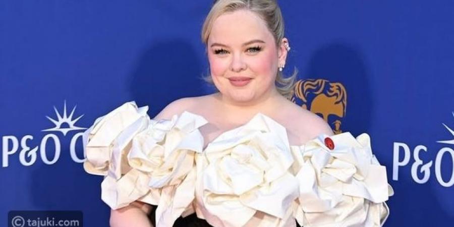 نيكولا كوجلان وبايلي بيبر ساحرتان بالمكياج الوردي في BAFTA - تكنو بلس