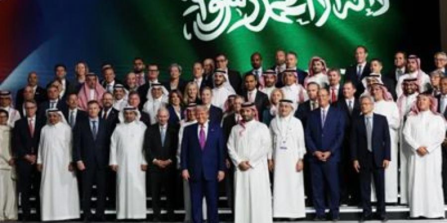 أغنية "فليبارك الله أمريكا".. ترامب يستمع لها بإجلال في الرياض - تكنو بلس