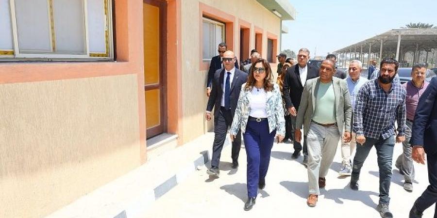 وزيرة التنمية المحلية تتفقد مشروعات المواقف والأسواق بمركز الصف - تكنو بلس