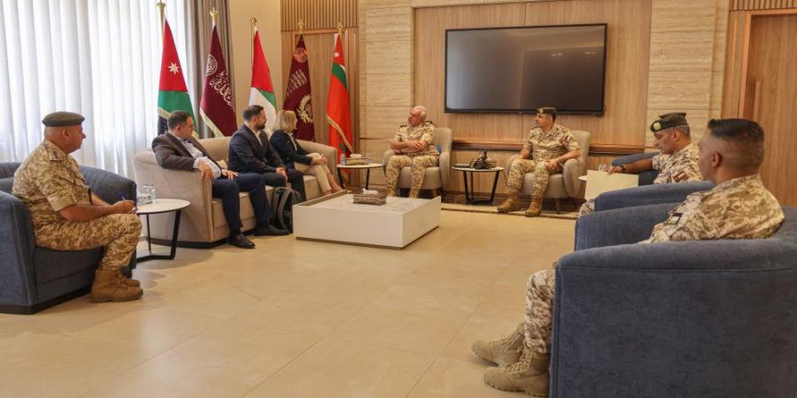 رئيس هيئة الأركان المشتركة يستقبل وفدا من وزارة الدفاع لجمهورية ألبانيا - تكنو بلس
