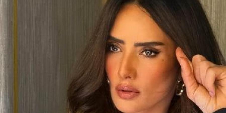 زينة مذيعة فى أحداث فيلم الشيطان شاطر مع أحمد عيد - تكنو بلس