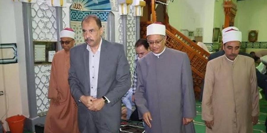 محافظ سوهاج يؤدي صلاة الجمعة بمسجد الشرطة - تكنو بلس
